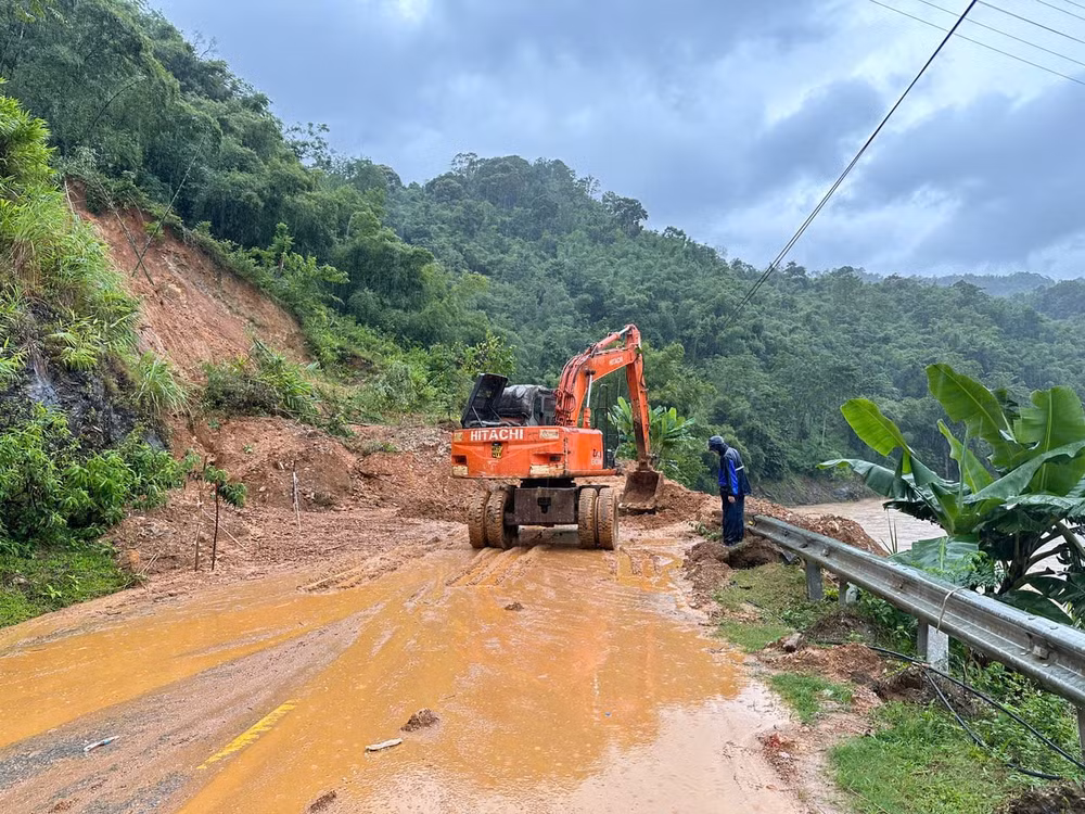 Nhiều vị trí taluy sạt lở được khắc phục kịp thời. Ảnh: TL.