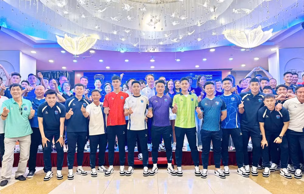 doi-bong-da-tre-quang-ninh-truoc-gio-xuat-quan.jpg