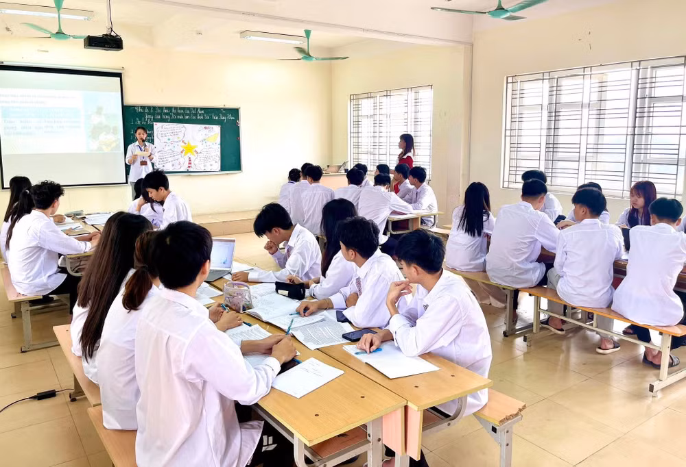 Không ít trường hợp giáo viên dạy thêm tràn lan, thậm chí gợi ý học sinh học thêm để ‘được quan tâm hơn’ trên lớp chính khóa.