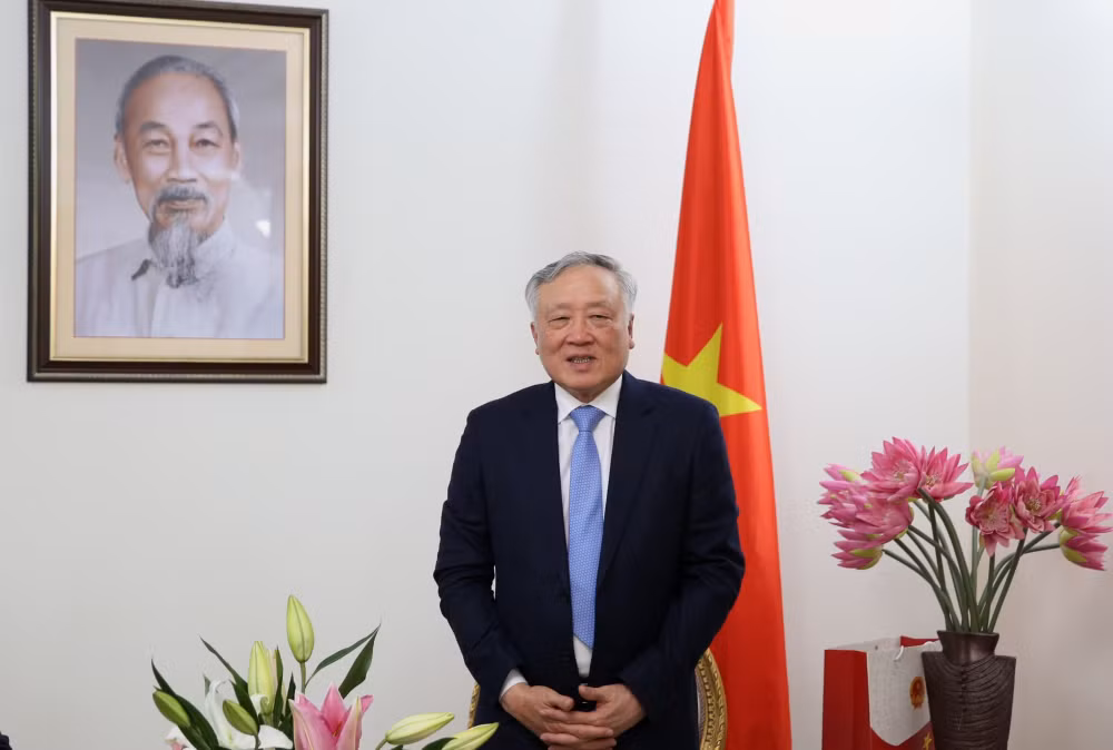 Phó Thủ tướng Thường trực Chính phủ Nguyễn Hòa Bình thăm Đại sứ quán Việt Nam tại UAE- Ảnh 1.