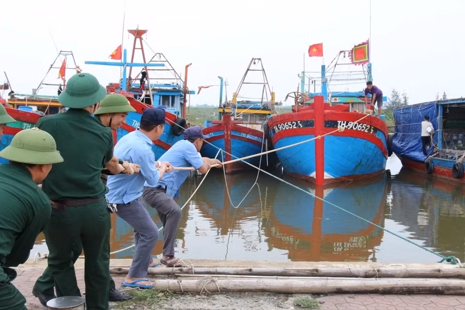 Tập trung ứng phó bão số 10 và mưa lũ, sạt lở đất- Ảnh 1.
