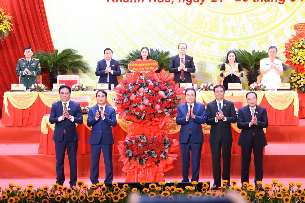Chủ tịch Quốc hội Trần Thanh Mẫn thay mặt lãnh đạo Đảng, Nhà nước trao tặng lẵng hoa tươi thắm của Ban Chấp hành Trung ương Đảng cộng sản Việt Nam chúc mừng Đại hội.