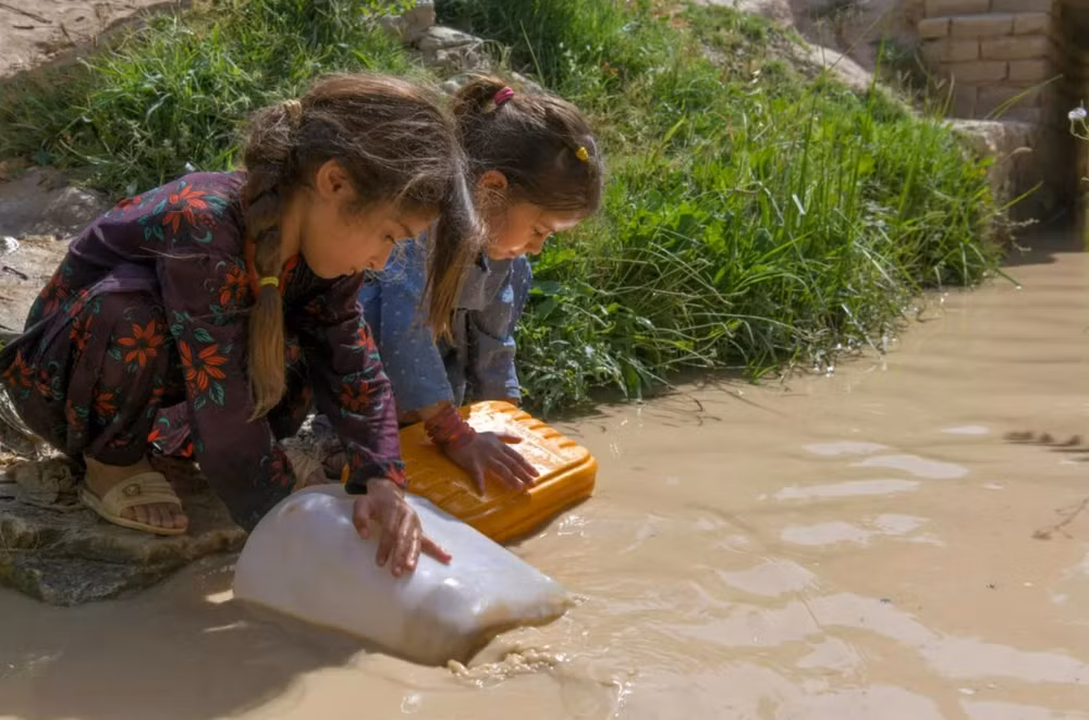 Trẻ em tại thủ đô Kabul, Afghanistan buộc phải bỏ học để xếp hàng lấy nước. Ảnh: UNICEF