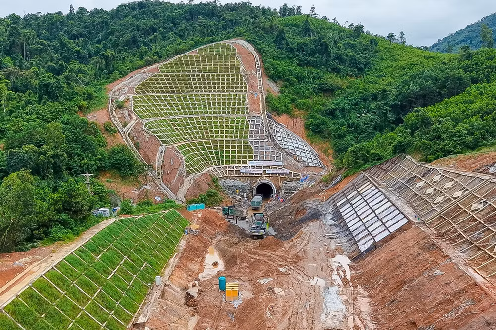 Địa chất phức tạp tại dự án cải tạo tuyến đường sắt qua đèo Khe Nét. Ảnh: TL.
