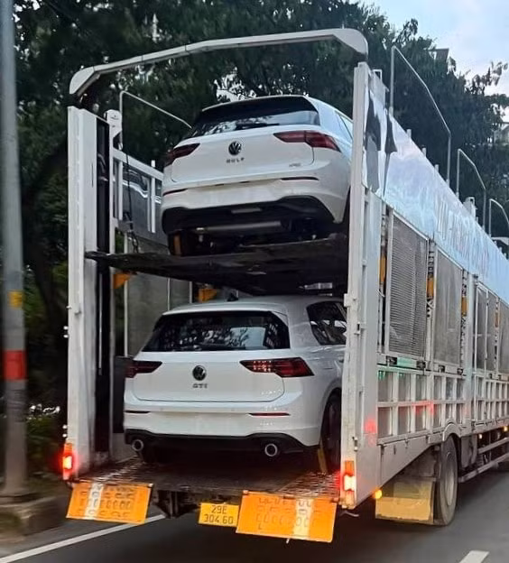 Hình ảnh 2 chiếc VW Golf trên đường vận chuyển đến đại lý - Ảnh: MXH