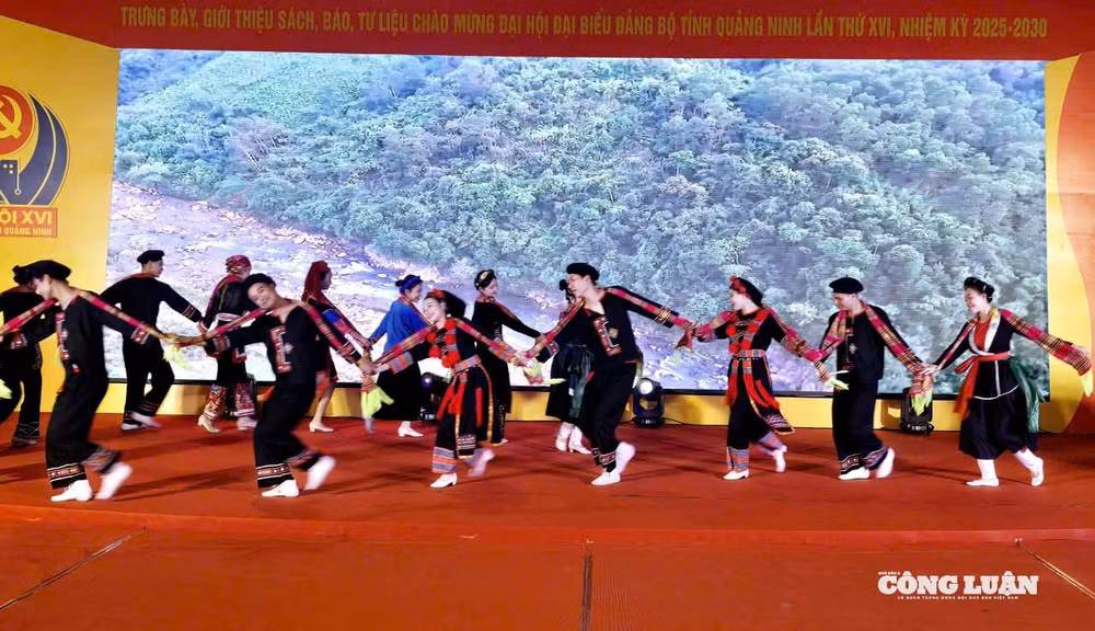anh-2-chuong-trinh-nghe-thuat-dac-biet-chao-mung-dai-hoi-dang-bo-tinh-quang-ninh.jpg