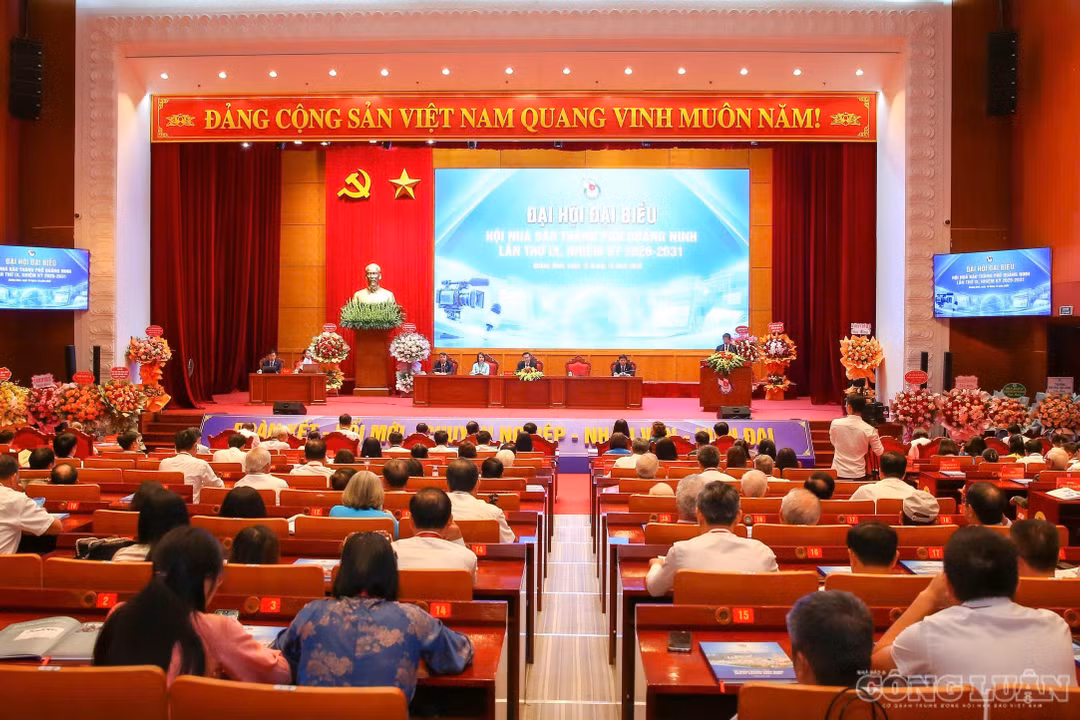 Quang cảnh trang trọng tại Đại hội đại biểu Hội Nhà báo thành phố Quảng Ninh lần thứ IX, nhiệm kỳ 2026 - 2031. Ảnh: Sơn Hải.
