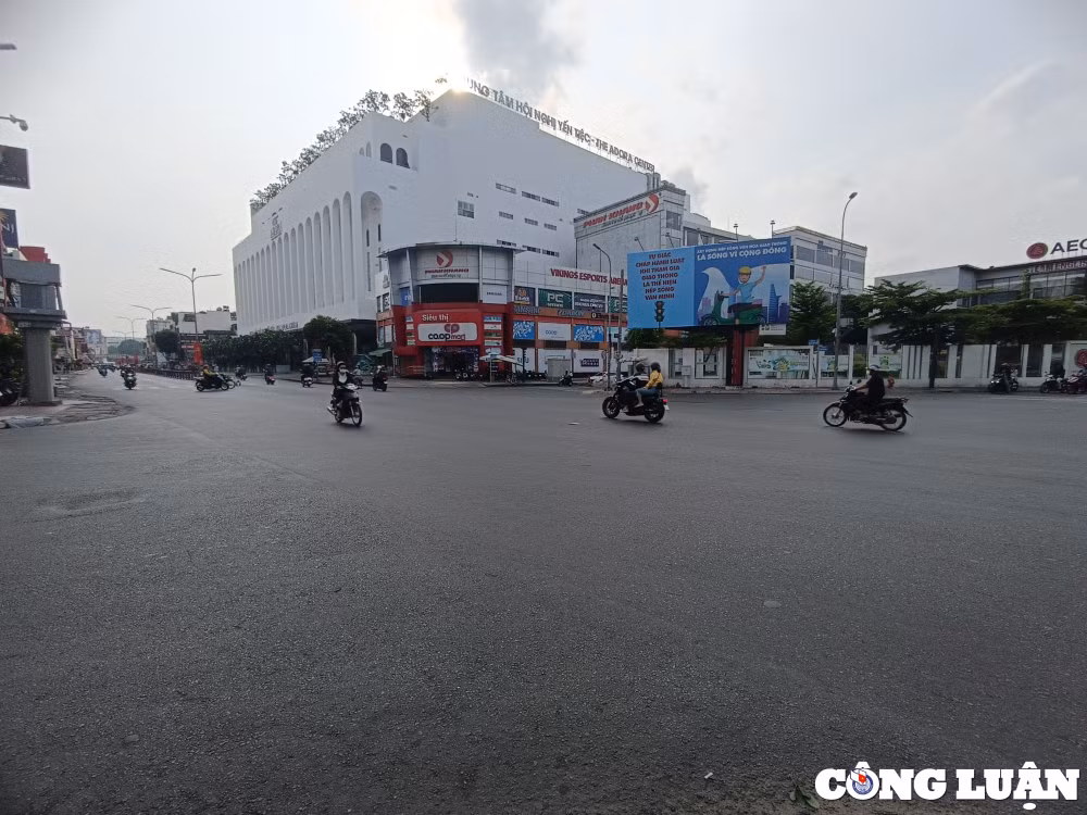 trung tam tp hcm vang lang yen binh trong ngay nghi le 30 4 hinh 3