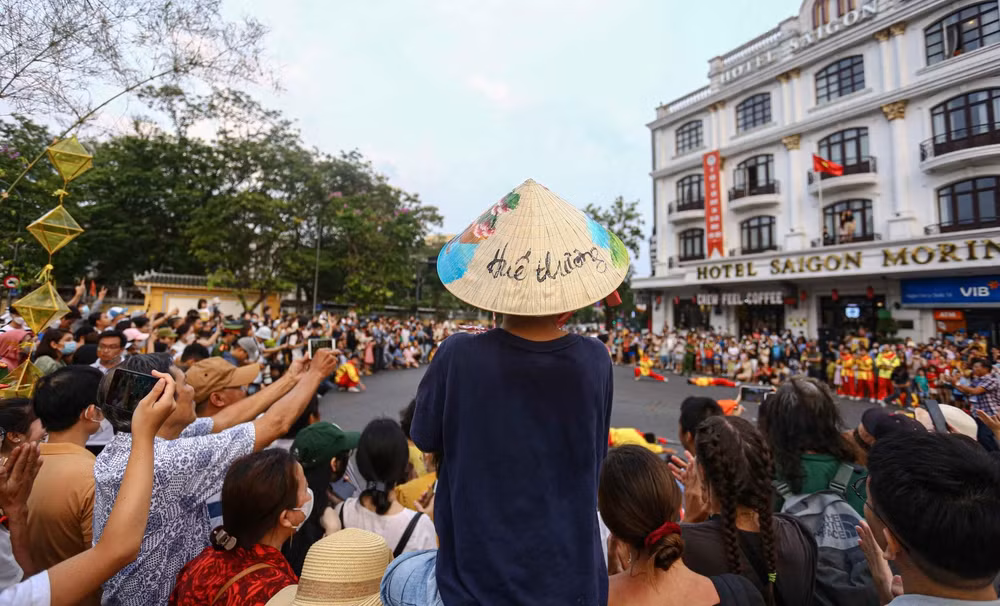 doc dao le hoi quang dien duong pho tai festival nghe truyen thong hue 2023 hinh 2