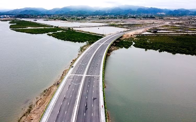 quang ninh khanh thanh tuyen duong ven bien dep nhat viet nam quy mo 6 lan xe hinh 2