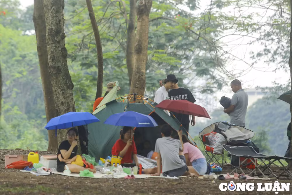 hang nghin nguoi do ve cong vien yen so to chuc cam trai nuong ga dip nghi le hinh 12