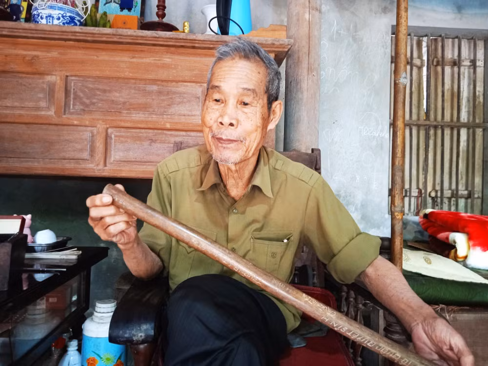 chiec gay truong son hon nua the ky van cang tran suc song hinh 2
