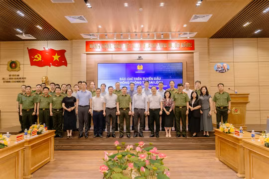 Báo chí giữ vai trò tuyến đầu trong bảo vệ sự thật và đấu tranh chống thông tin sai lệch trên không gian mạng