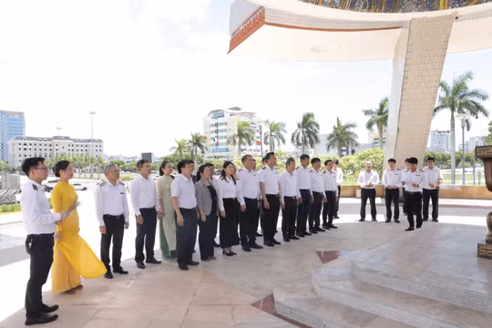 Tổng Kiểm toán nhà nước dâng hương tri ân các Anh hùng liệt sĩ, thăm gia đình chính sách tại Đà Nẵng