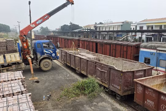 Khai thác vận tải hàng hóa liên vận quốc tế ga Vật Cách