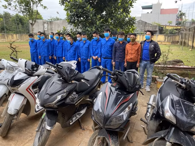 Các đối tượng đánh bạc bị bắt giữ tại Công an huyện Triệu Sơn (Thanh Hóa)