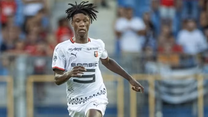 Eduardo Camavinga, được cho là mảnh ghép lý tưởng cho vị trí thi đấu bên cạnh Bruno Fernandes. Ảnh: metro