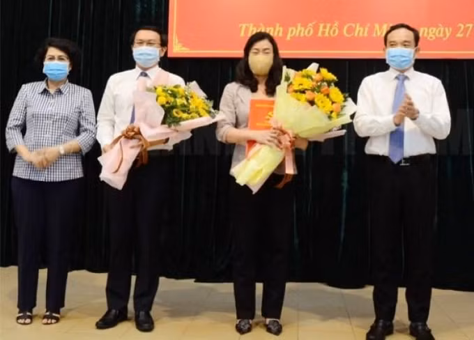 Tân Bí thư quận 9 Lâm Đình Thắng và tân Phó Bí thư quận Bình Thạnh Triệu Lệ Khánh nhận hoa chúc mừng từ Phó Bí thư Thành ủy TP.HCM Trần Lưu Quang và Chủ tịch UB MTTQVN TP.HCM Tô Thị Bích Châu