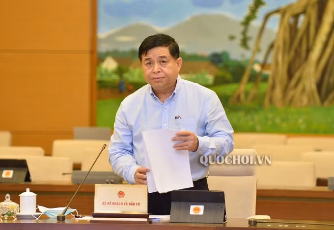 Bộ trưởng Bộ Kế hoạch và Đầu tư Nguyễn Chí Dũng trình bày Tờ trình của Chính phủ. Ảnh: Quochoi.vn.