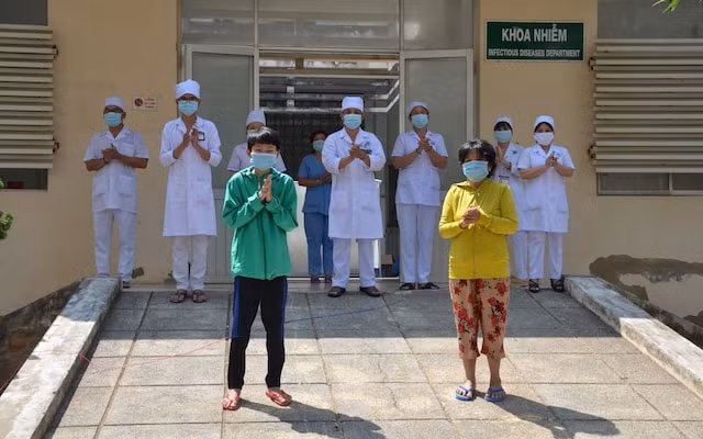 Bệnh nhân 36 (áo vàng) được công bố khỏi bệnh và ra viện ngày 10/4 đã tái dương tính Covid-19 khi gần hết thời gian thực hiện cách ly tại cơ sở điều trị Covid-19. Ảnh Bệnh viện YDHCT-PHCN Bình Thuận.