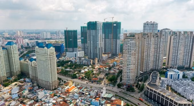 Thị trường bất động sản dư thừa sản phẩm thuộc phân khúc trung, cao cấp, diện tích lớn, giá bán cao; nhưng lại thiếu sản phẩm nhà ở bình dân phù hợp với nhu cầu của đại bộ phận dân cư đô thị (Ảnh minh họa)