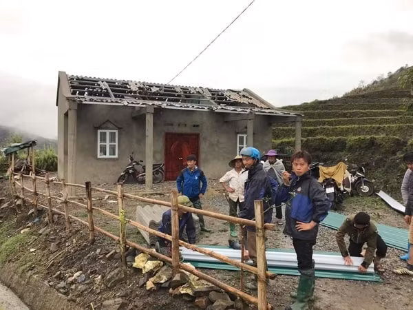 Mưa lớn kèm theo mưa đá vào ngày 24/4/2020 khiến hàng trăm ngôi nhà ở tỉnh Lai Châu bị thủng mái, tốc mái, đổ sập. Ảnh: TNMT