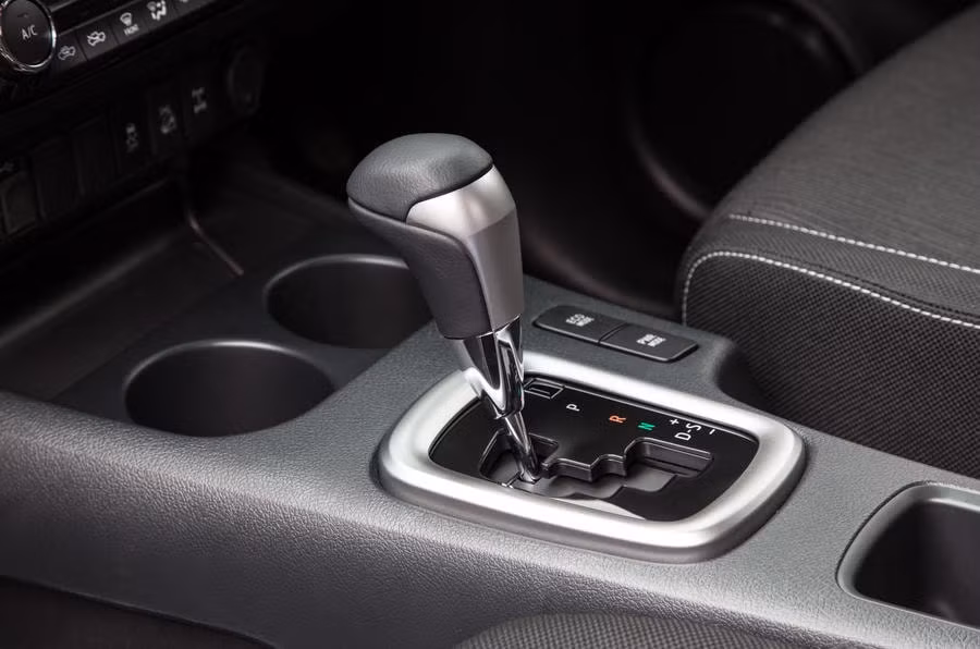 Mẫu xe Toyota Hilux với hộp số tự động.
