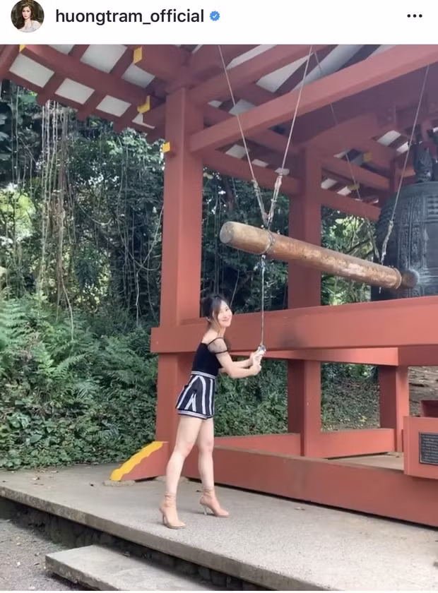 Bộ trang phục đi chùa của Hương Tràm khiến dân mạng 