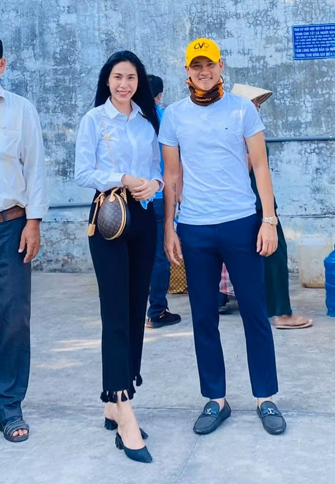 Vợ chồng Thủy Tiên - Công Vinh trong chuyến thiện nguyện ở miền Tây.