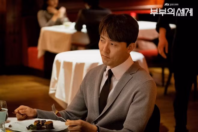 Lee Moo Saeng trong vai Kim Yoon Ki .