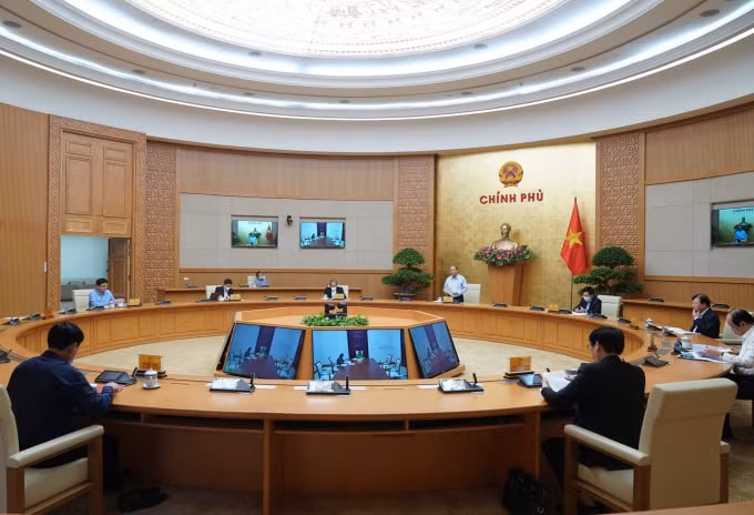 Thủ tướng Nguyễn Xuân Phúc chủ trì họp Thường trực Chính phủ nghe báo cáo của Ban Chỉ đạo quốc gia về phòng chống dịch Covid-19 chiều 28/4. Ảnh Báo Chính Phủ.