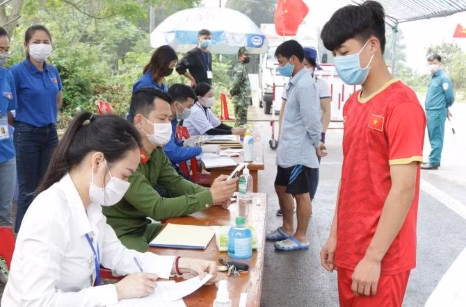 Tuổi trẻ Quảng Ninh tham gia chốt kiểm soát liên ngành. Ảnh: Báo Quảng Ninh.