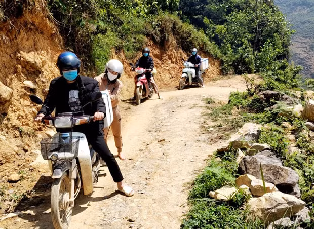 Lực lượng tiếp tế vận chuyển nhu yếu phẩm hỗ trợ thôn Pín Tủng, trong những ngày phong tỏa. Ảnh Duy Tuấn