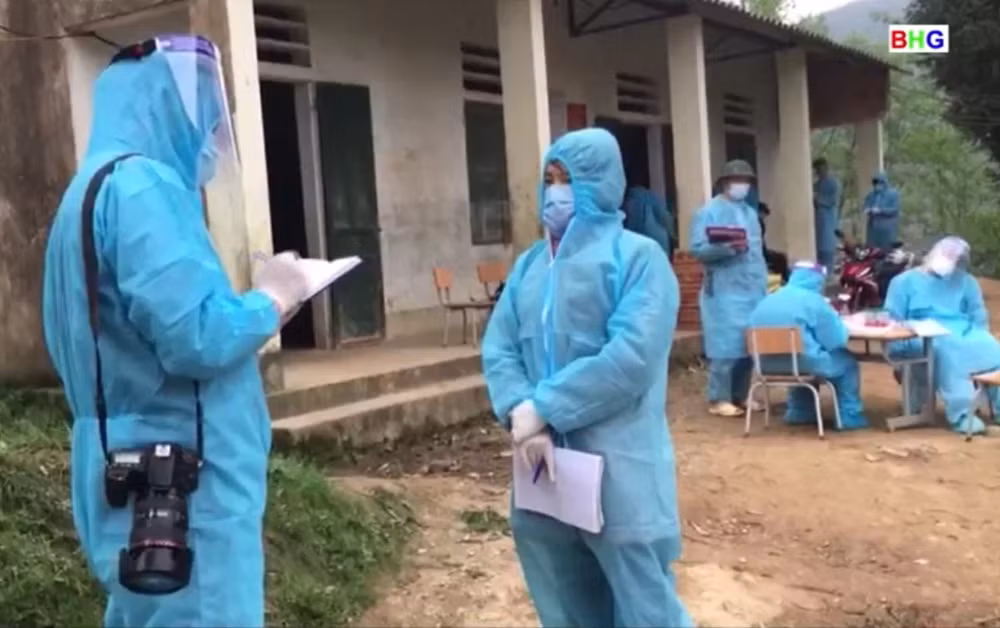 Phóng viên Duy Tuấn (Báo Hà Giang) tác nghiệp tại thôn Pín Tủng, xã Phố Là (Đồng Văn)