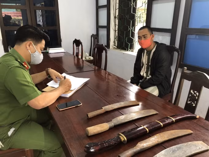 Đối tượng Nguyễn Trọng Tấn tại cơ quan công an.