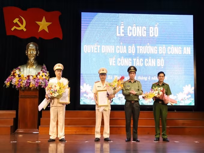 Thượng tá Trần Xuân Ánh - Cục phó Cục Tổ chức cán bộ - Bộ công an thừa ủy quyền của Bộ trưởng BCA trao quyết định cho 2 tân Phó giám đốc Công an Hà Tĩnh