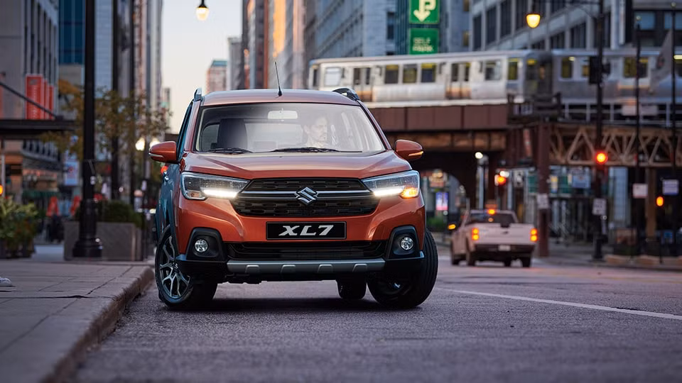 Phần đầu xe với thiết kế mạch lạc, vuông vắn.