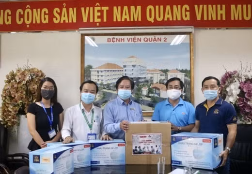 Báo Tuổi Trẻ cùng Tập đoàn Sen Group trao nhiều trang thiết bị y tế cho Bệnh viện quận 2 - Ảnh: Thu Hiến