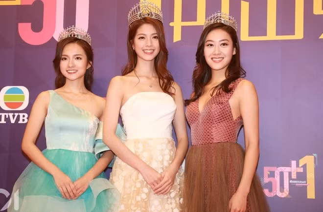 Hoàng Gia Văn đăng quang Hoa hậu năm 2019 gây nhiều tranh cãi về tuổi tác và nhan sắc.