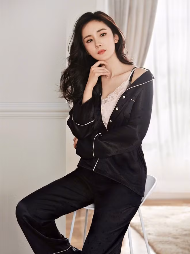 Dương Mịch sở hữu vẻ đẹp chuẩn Á Đông, dù mặc bộ đồ kín đáo nhưng vẫn toát lên vẻ gợi cảm.