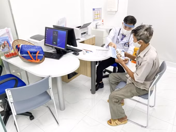 Khách hàng đầu tiên đến tiêm vắc xin tại VNVC Quận 12 trong ngày khai trương.