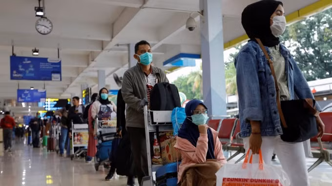 Indonesia quyết định dừng khai thác bay thương mại cho đến 1/6 - Ảnh: Reuters