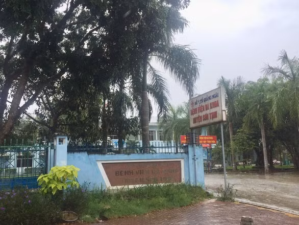 Bệnh viện Đa khoa huyện Sơn Tịnh, nơi phó giám đốc và hai cán bộ bị khởi tố - Ảnh: T.M