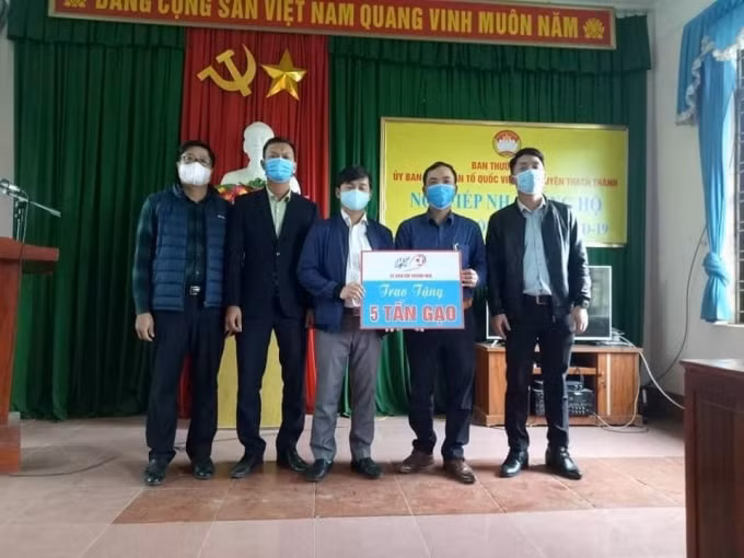 Trong ngày 24/4, 18 tấn gạo đã được FC báo chí Thanh Hóa phối hợp với các doanh nghiệp chuyển đến 4 huyện: Như Thanh, Thạch Thành, Hoằng Hóa và Quảng Xương