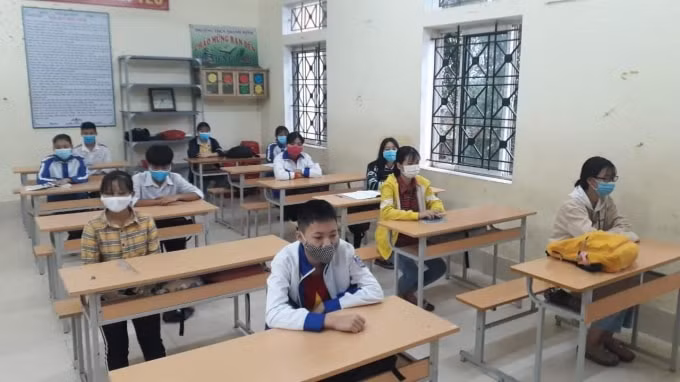 Yêu cầu học sinh đến trường phải đeo khẩu trang và thực hiện giãn cách phù hợp với quy định của Bộ Y tế. Ảnh: T.L