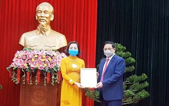 Ủy viên Bộ Chính trị, Bí thư Trung ương Đảng, Trưởng Ban Tổ chức Trung ương Phạm Minh Chính trao quyết định cho đồng chí Nguyễn Thị Thanh. Ảnh VGP.