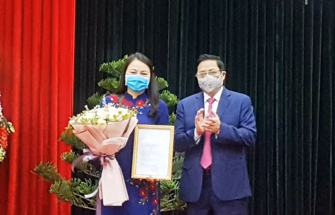 Ủy viên Bộ Chính trị, Bí thư Trung ương Đảng, Trưởng Ban Tổ chức Trung ương Phạm Minh Chính trao quyết định cho đồng chí Nguyễn Thị Thu Hà. Ảnh VGP.