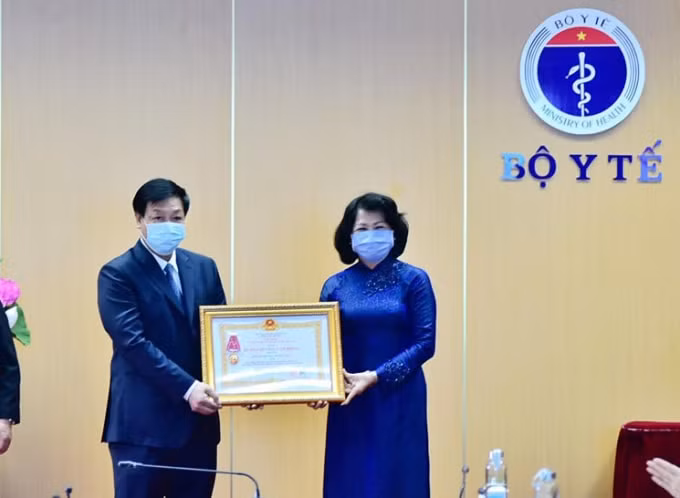 Phó Chủ tịch nước Đặng Thị Ngọc Thịnh trao Huân chương Lao động hạng Ba cho lãnh đạo Bệnh viện Bệnh nhiệt đới Trung ương. Ảnh: TTXVN