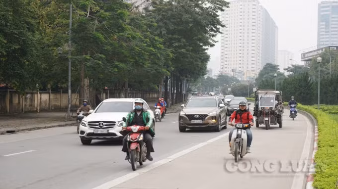 Dù vẫn trong thời gian cách ly xã hội chất lượng không khí tại Hà Nội và TP.HCM vẫn có ngày ở mức kém. Ảnh H.Long.