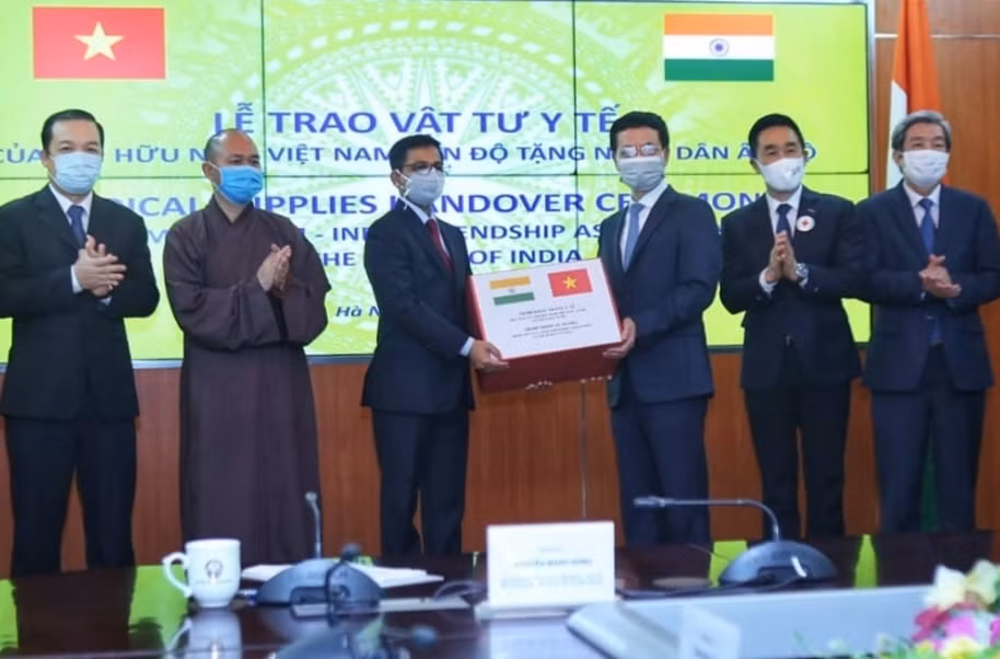 Thay mặt Hội Hữu nghị Việt Nam - Ấn Độ, ông Nguyễn Mạnh Hùng trao tặng 100.000 khẩu trang cho ngài Đại sứ Ấn Độ tại Việt Nam.